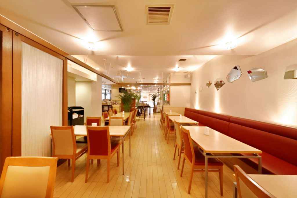 陽の光も入り、明るい店内です